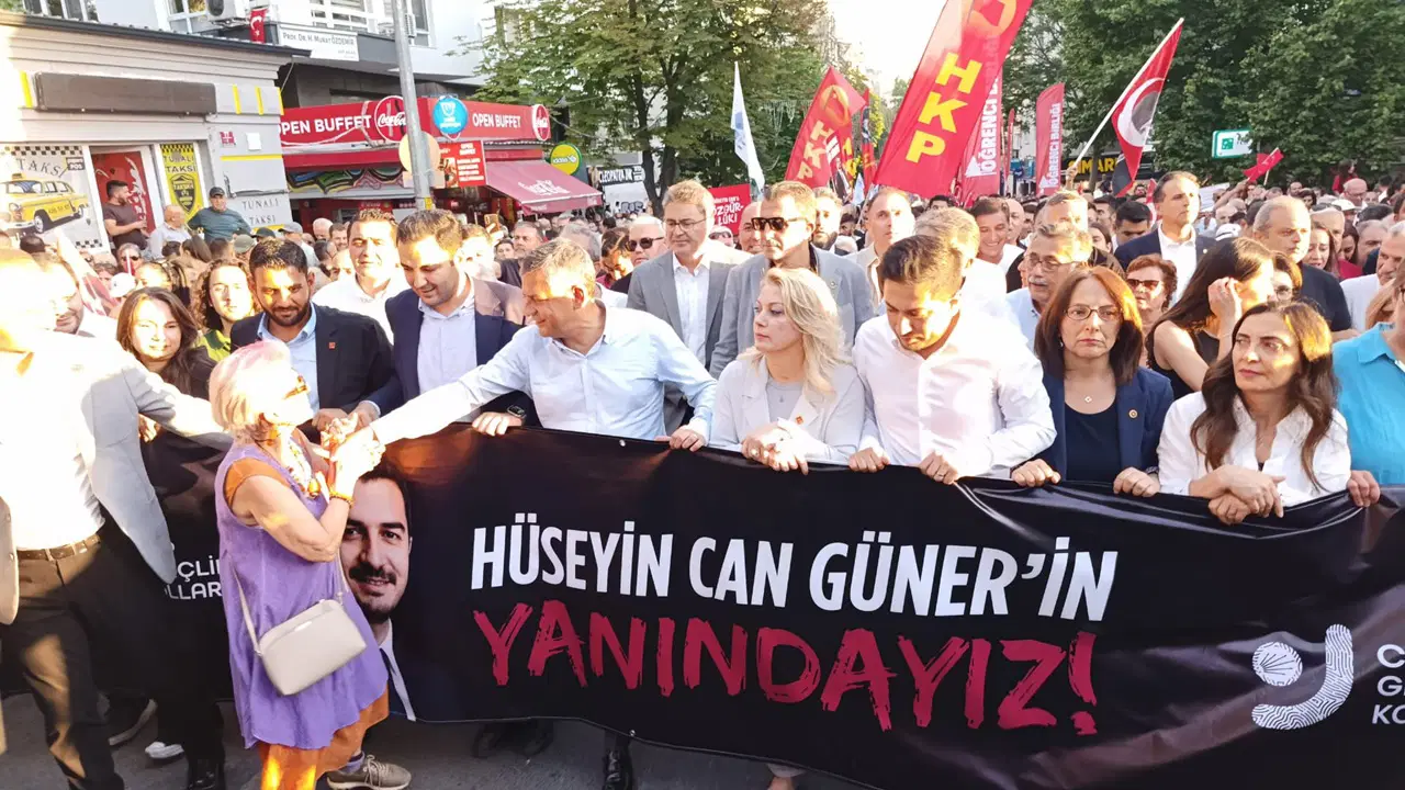Gözaltına alınan Çankaya Belediye Başkanı Güner’e destek yürüyüşü… Özgür Özel: ‘Partimizin evladına sahip çıkmaya geldik’