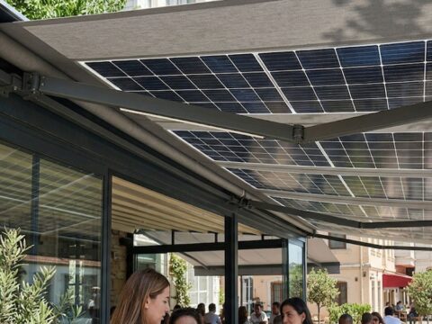 Gunes panellerini tenteye eklediler hem serinletiyor hem de elektrik uretiyor ckhtRyyk.jpg