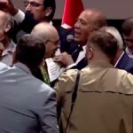 Gursel tekin sahneye cikti kilicdaroglunun yaninda firca atti ne isiniz var burada 2dcEvMNX.jpg