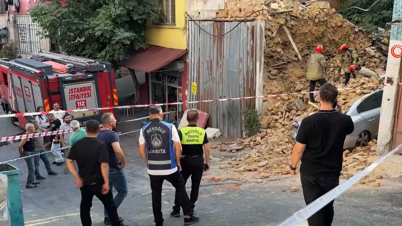 Gürültüyü duyan dışarı koştu: Beyoğlu’nda bir bina çöktü