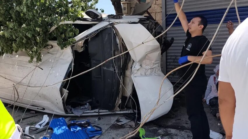 Hafif ticari arac elektrik diregine carpti 9 kisi yaralandi EAEfJzqn.jpg