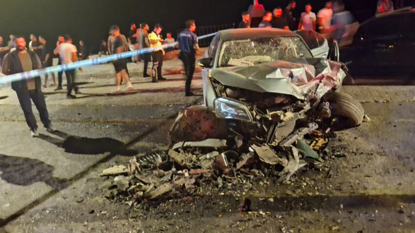 Hakkaride iki otomobil carpisti 1i agir 7 yarali FsQjeTtC.jpg