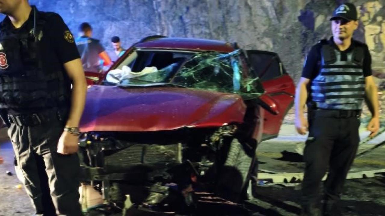 Hakkari’de otomobiller kafa kafaya çarpıştı: Yaralılar var