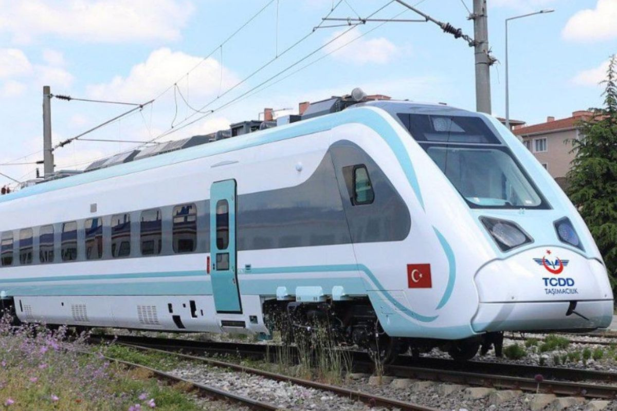 Halkalı’dan Uzunköprü’ye milli elektrikli tren hizmet vermeye başladı