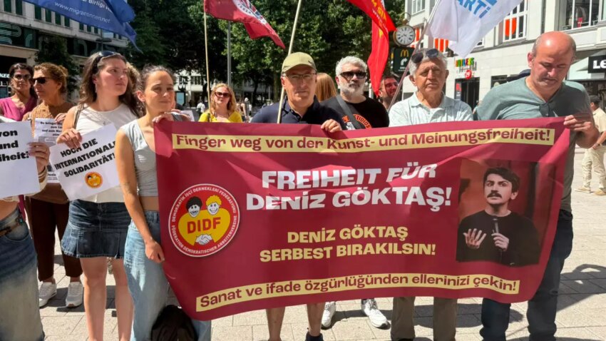 Hamburgda deniz goktasa destek protestosu kirF68AV.jpg