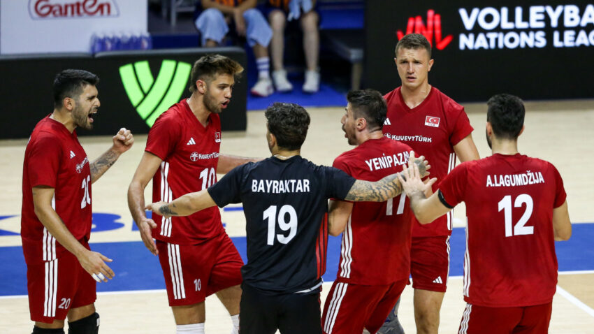 Harikasiniz filenin efeleri ukraynayi geriden gelerek devirdi erYrGvSE.jpg