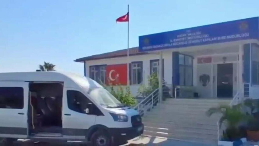 Hatayda 4 aracta 15 gocmen yakalandi 4 organizator tutuklandi FRMdA3N1.jpg