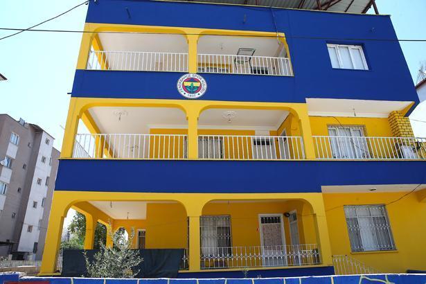 Hatayda fenerbahce apartmani 3 katli binayi bastan asagi sari laciverte boyadilar w2B28LvL.jpg