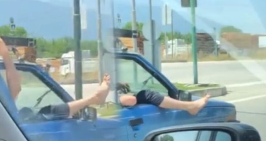 Icki icip ayaklarini camdan cikardilar sivil polisi gorunce gazladilar rn1rJZBG.jpg
