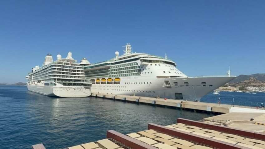 Iki kruvaziyerle bodruma akin ettiler tam 3 bin 319 turist geldi 2lGLa5rL.jpg