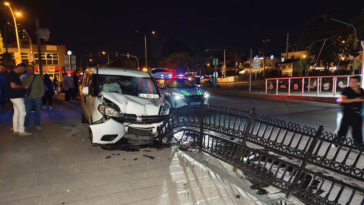 İki motosiklete çarpan sürücü ortalığı savaş alanına çevirdi: 1 ölü, 3 yaralı