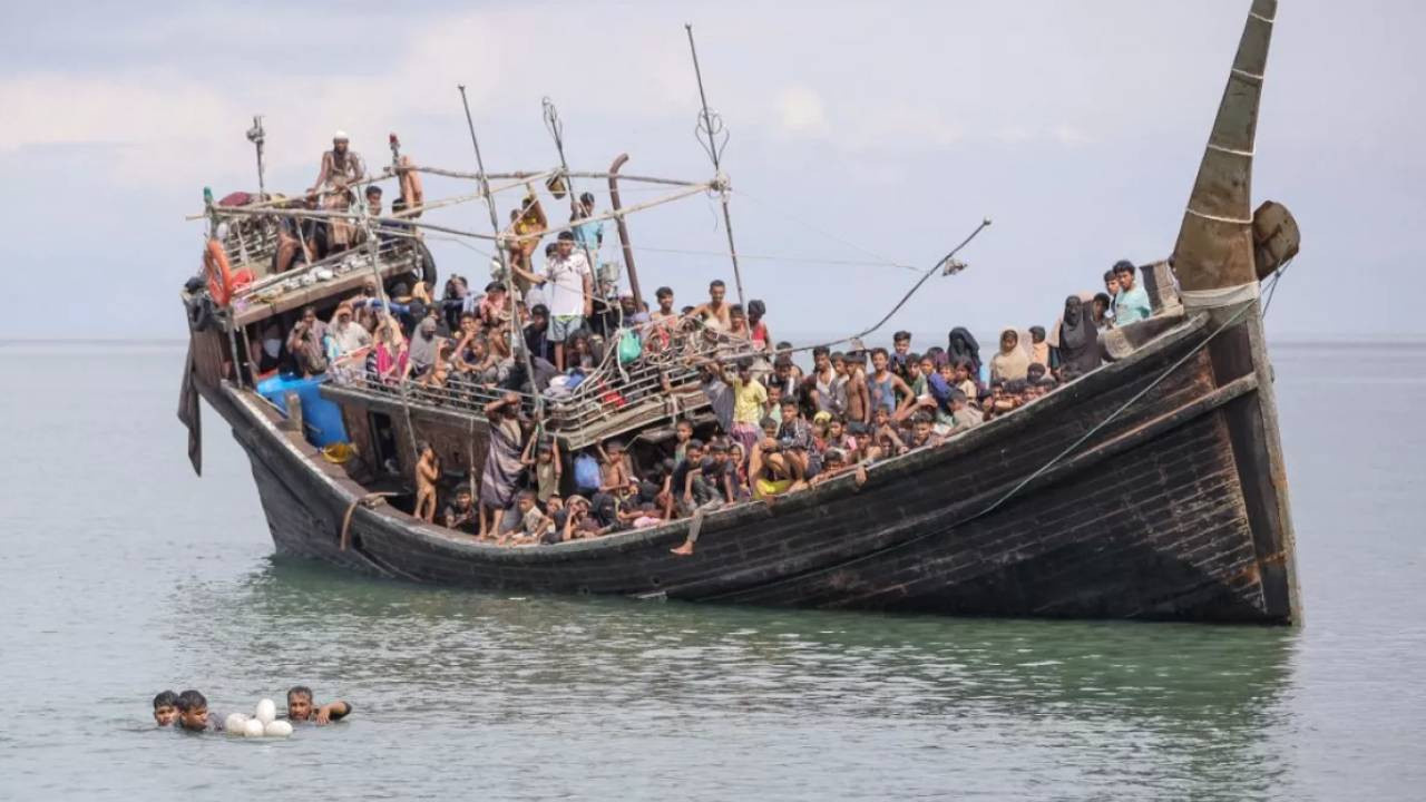 Iki multeci teknesi batti 500den fazla kisi kayip kacis umudu olumle sonuclandi UVUspShK.jpg