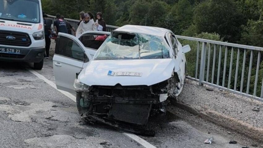 Inegolde otomobil kopru uzerindeki bariyerlere carpti yaralilar var SbVsBTc9.jpg