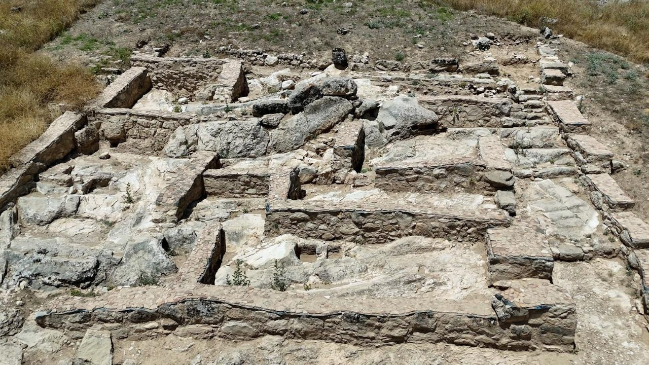 Isparta’da kazma vuruldu: 1500 yıllık ocak, örsü ve havuzuyla eksiksiz çıktı