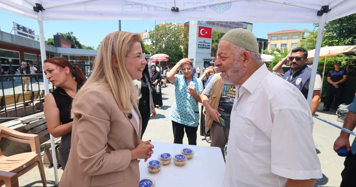 İstanbul Bakırköy’de binlerce kişiye aşure ikramı