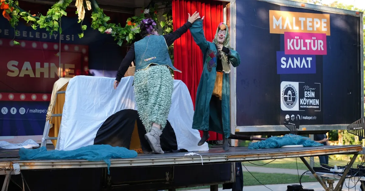 İstanbul Maltepe’de gezici yaz tiyarosu başladı