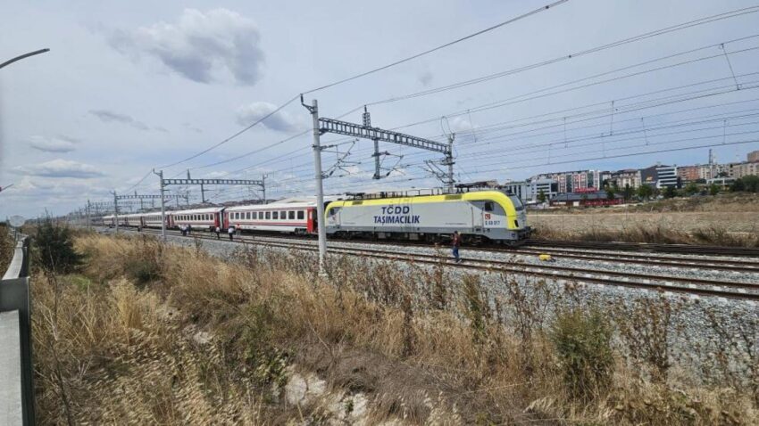 Istanbul seferini yapan yolcu treni raydan cikti dlMyOzHn.jpg