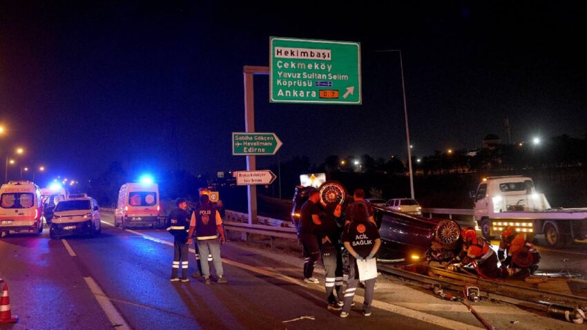 Istanbul tem otoyolunda feci kaza once minibuse sonra bariyerlere carpti olu ve yaralilar var GY844unk.jpg