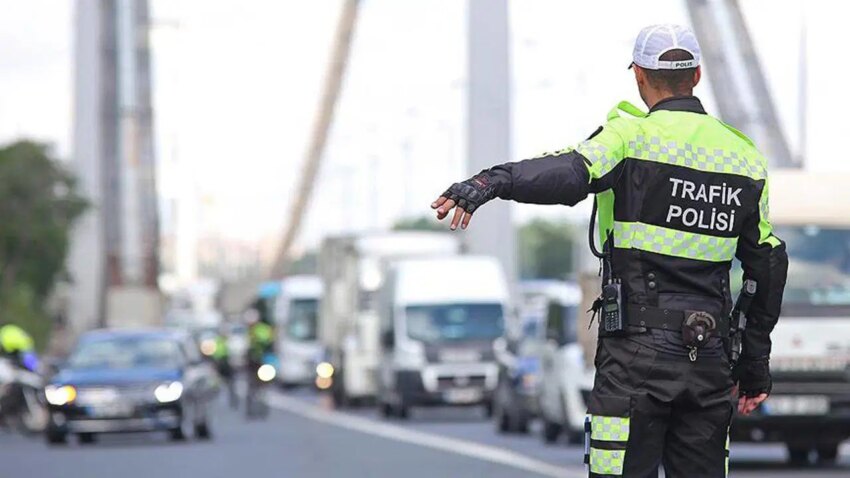 Istanbulda bazi yollar trafige kapatildi 6 metrobus istasyonu hizmet disi WKOIRAVE.jpg