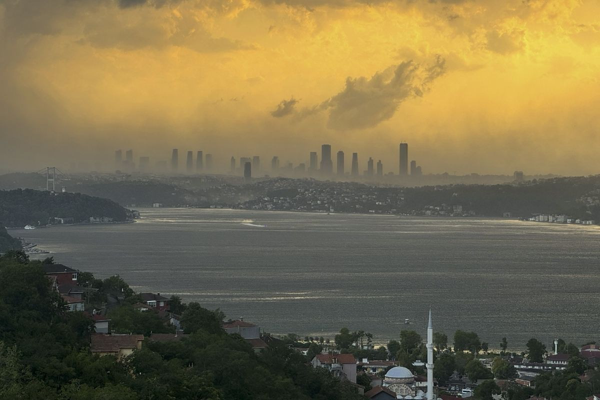 İstanbul’da etkili olan fırtına hayatı olumsuz etkiledi