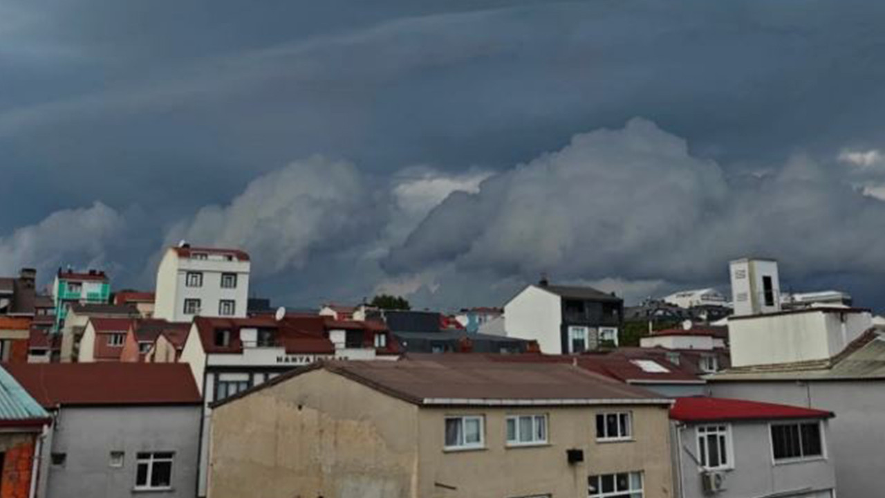 İstanbul’da fırtına: Çatılar uçtu, ağaçlar devrildi
