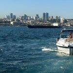 Istanbulda kiz kulesi onlerinde suruklenen tekne kurtarildi qvwc1xFX.jpg