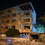 Istanbulda korku dolu anlar yikimi bekleyen binanin balkonlari bir anda coktu 7zmmVAEs.jpg