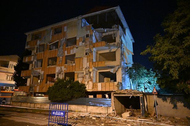 Istanbulda korku dolu anlar yikimi bekleyen binanin balkonlari bir anda coktu 7zmmVAEs.jpg