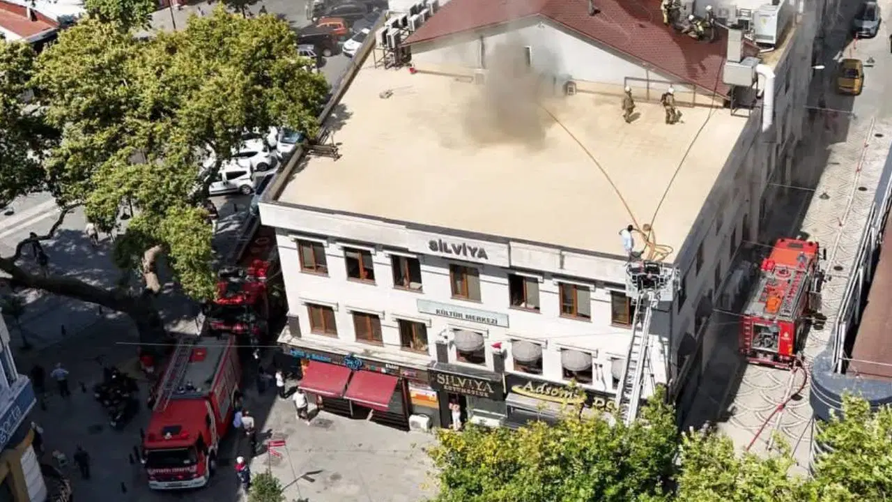 İstanbul’da restoranda yangın: Aralarında çocukların da olduğu 6 kişi mahsur kaldı