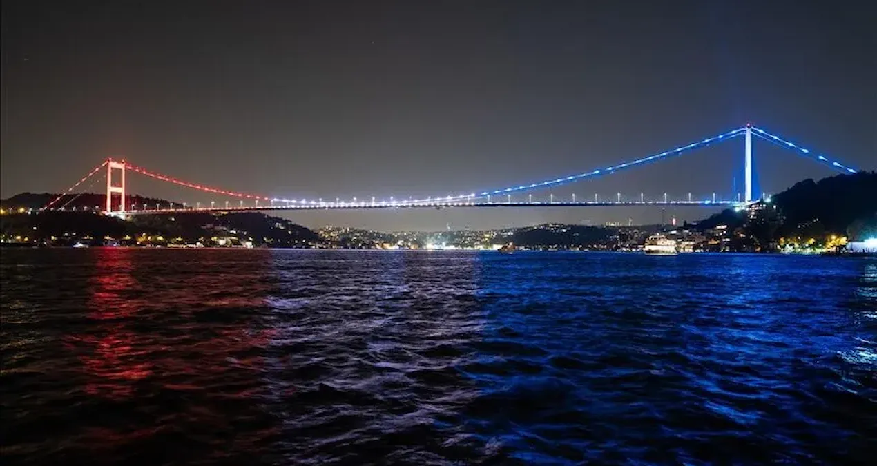 İstanbul’da Trump’a ilginç jest! ‘FSM, ABD bayrağının renkleriyle aydınlatıldı’ iddiası