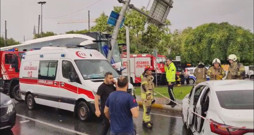 Istanbulda yolcu otobusu kaza yapti cok sayida yarali var BSIXKaF7.jpg