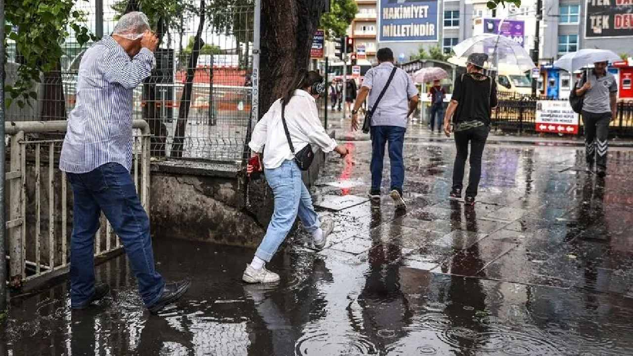 İstanbul’u kara kara bulutlar saracak! Bardaktan boşanırcasına yağacak: Sıcaklık 13 derece düşecek