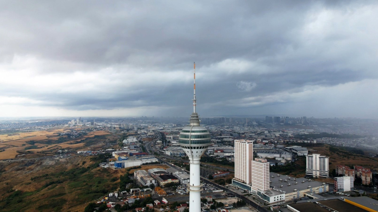 İstanbul’un üzerini kaplayan siyah bulutlar dronla görüntülendi