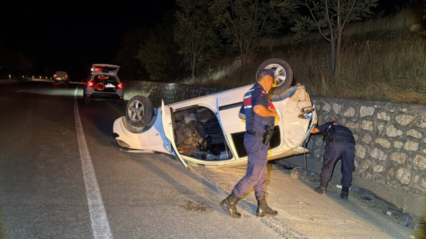 Istinat duvarina carpan otomobil takla atti 2 yarali OWZTWqWj.jpg
