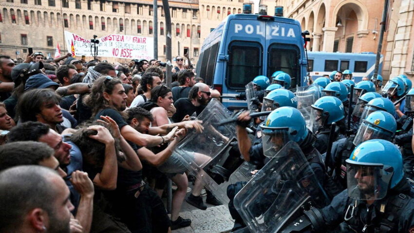 Italyayi ayaga kaldiran olum polis mudahalesinde can verdi sokaklar karisti WfECirfD.jpg