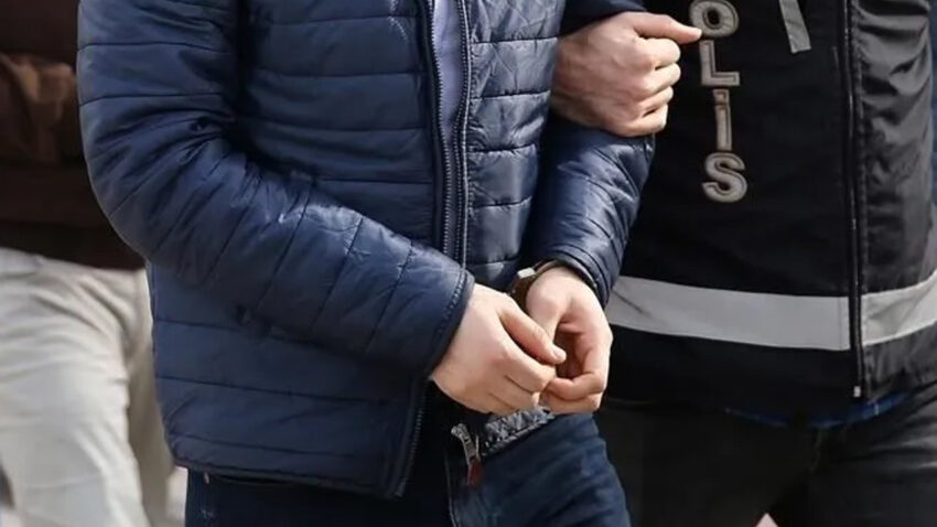 Izmirde 25 yil 6 ay hapis cezasiyla aranan zehir taciri tutuklandi iUVqebXf.jpg