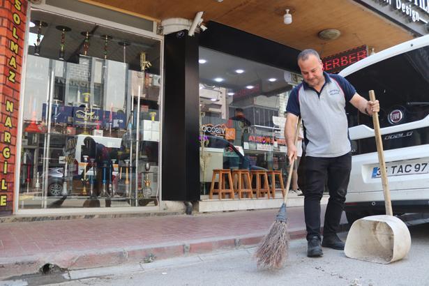 Izmirde cop supururken soyledigi sarkilar hayatini degistirdi milyonlar onu dinledi Z12Ek4pp.jpg