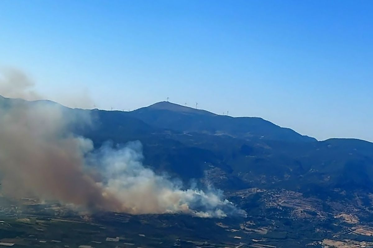 İzmir’de tarım alanında başlayan yangın makilik alana sıçradı