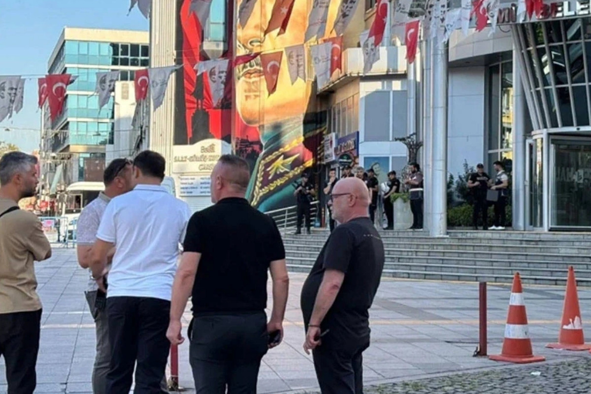 İzmit Belediyesi’ne düzenlenen operasyonda Başkan Fatma Kaplan Hürriyet ve CHP İzmit İlçe Başkanı Gökhan Ercan gözaltına alındı