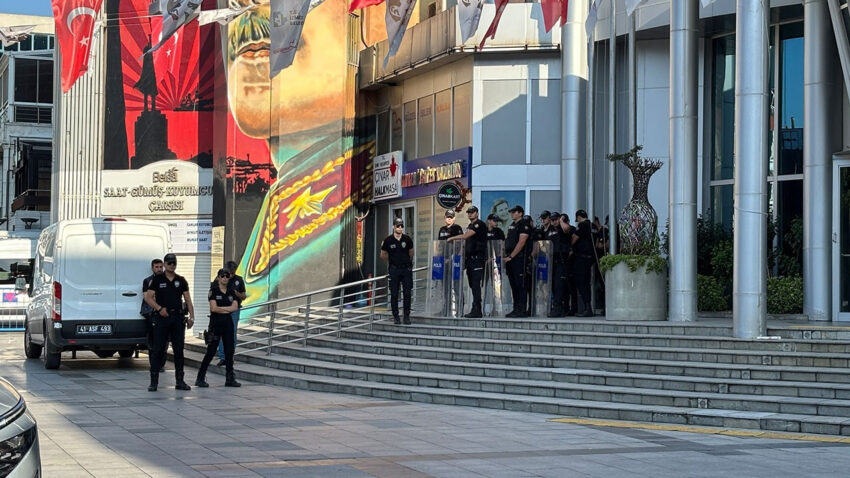 Izmit belediyesine operasyon belediye baskani fatma kaplan hurriyet gozaltina alindi 1TflQdh7.jpg