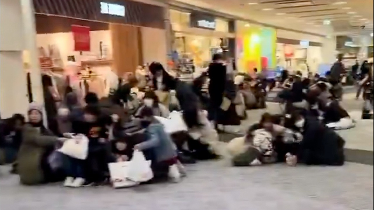 Japonlar 7.1’lik depremde aynı hareketi yaptı! Resmen tek vücut oldular