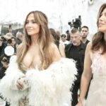 Jennifer lopez uzun sure sonra kiz kardesi lynda lopez ile paris moda haftasinda goruntulendi F5gI5hxL.jpg