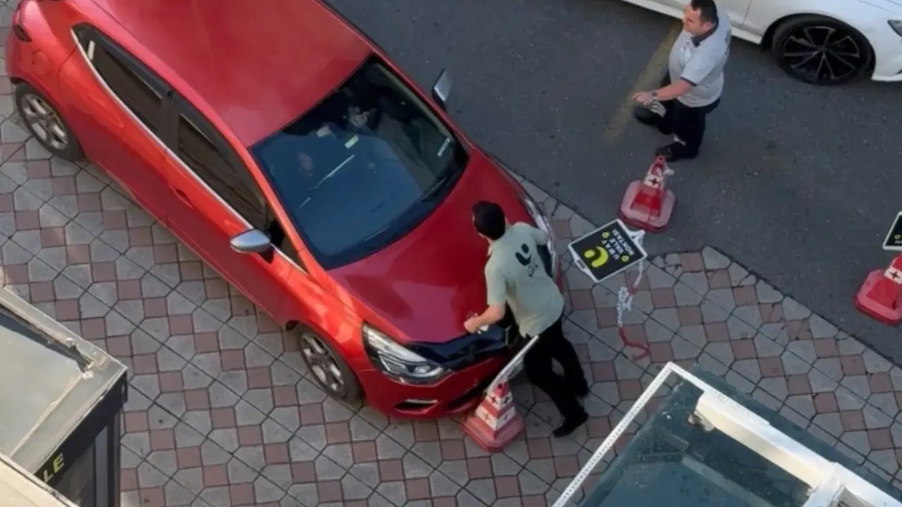 Kagithanede gergin anlar hastanede otopark ucretine itiraz etti aracini valenin uzerine surdu Vq8OO3mD.jpg