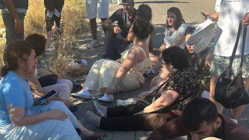 Kahtada turistleri tasiyan minibus devrildi cok sayida yarali var OpLwySkU.jpg