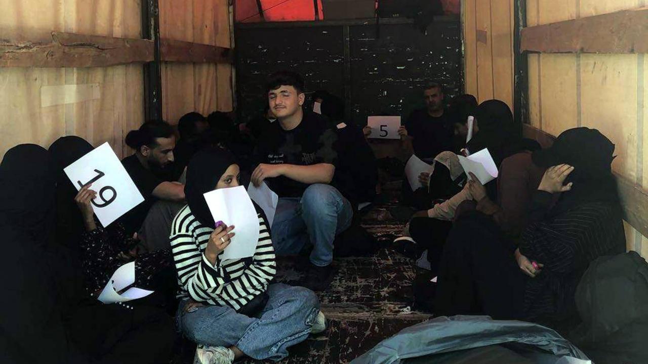 Kamyonetin kasasında 20 kaçak göçmen yakalandı