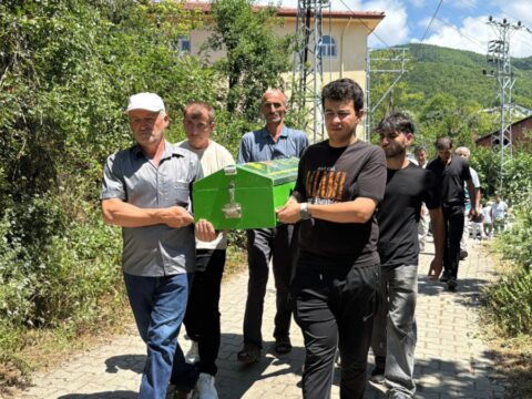 Karabukte 3 evi kul eden yangin faciasi berkant bebege huzunlu veda JCiGVZaU.jpg