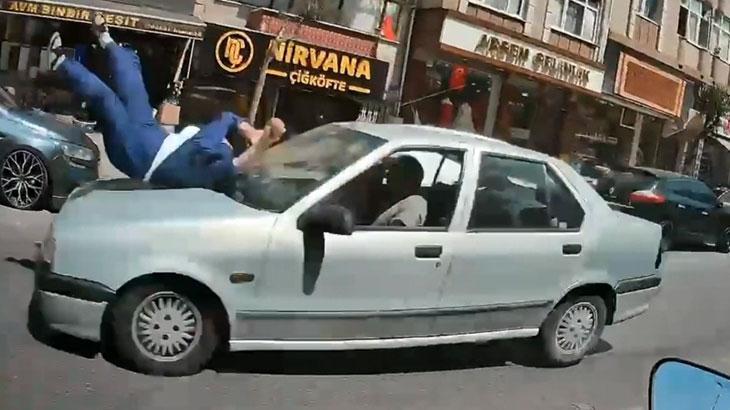 Karsiya gecmek isteyen kadina otomobil carpti feci kazanin goruntuleri kamerada dLLws9lA.jpg