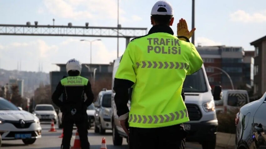 Kartalda trafikte bir araci israrla takip eden surucuye 180 bin lira ceza JRNQcbd2.jpg