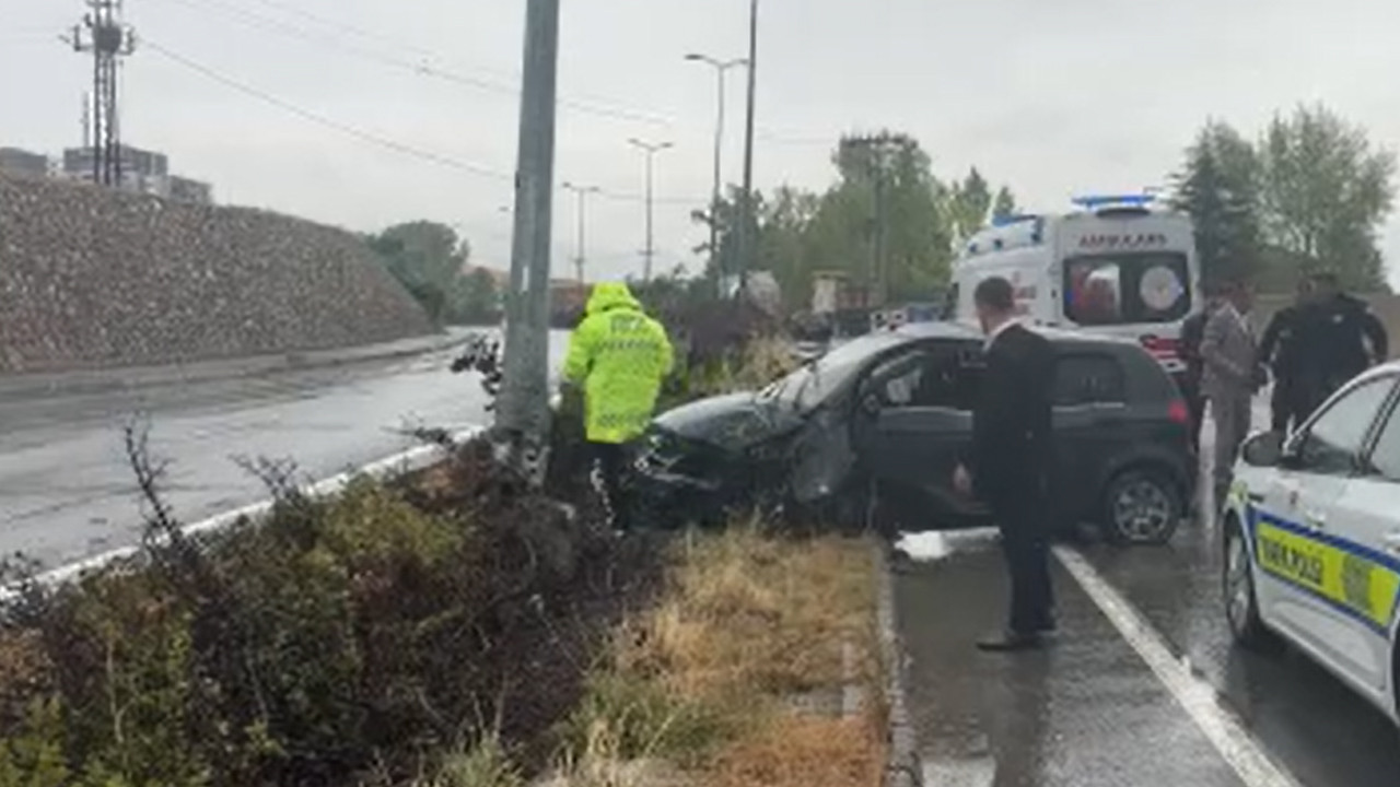 Kastamonu’da sağanak kazası: Su birikintisine kapılan araba direğe vurdu, 3 yaralı