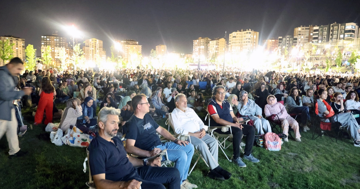 Kayseri Talas’ta yaz akşamları açık hava sinemasıyla renklendi